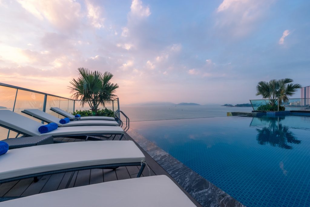 Bể bơi Eastin Grand Hotel Nha Trang