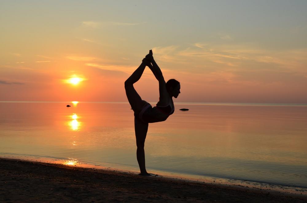 Beach Yoga Pose _ tour du lịch hè trọn gói