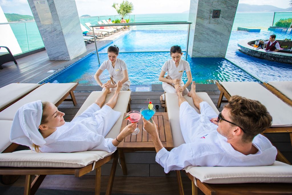 Du lịch hè tại Royal Beach Boton Blue Hotel & Spa