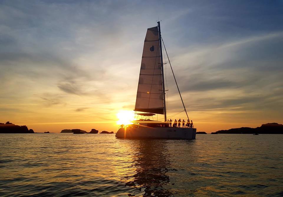 Du thuyền buồm Catamaran 