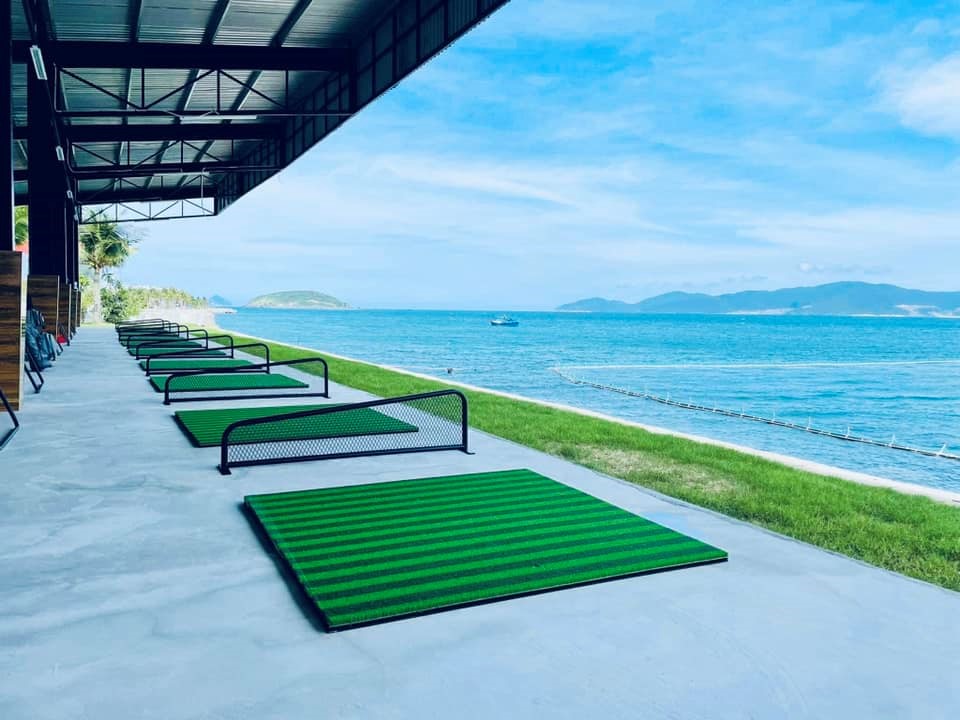 sân golf ở bến du thuyền Ana Marina